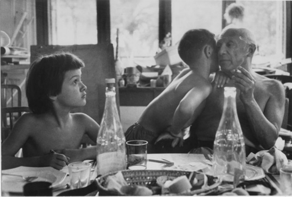 H Παλόμα, ο Κλοντ, ο Πάμπλο Πικάσο, Φωτογραφία από το λεύκωμα της έκθεσης. Villa La Californie, Κάννες Ιούλιος 1957 DAVID DOUGLAS DUNCAN 