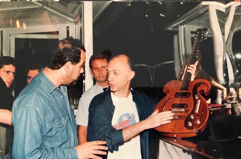 Με την κιθάρα του Τζον Λένον