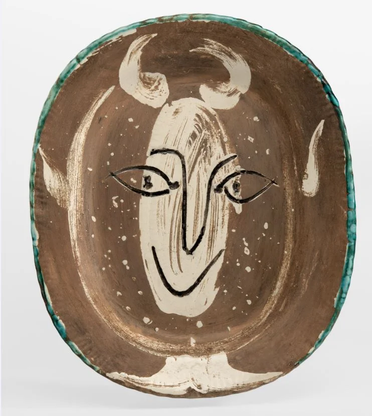 © Succession Picasso 2024  Pablo Picasso Κεφάλι φαύνου 12 Μαρτίου 1948 Πιάτο από πηλό earthenware με διακοσμητικό επίχρισμα και οξείδια στην εφυάλωση 38,5 x 32,5 x 3,8 εκ. Ιδιωτική συλλογή