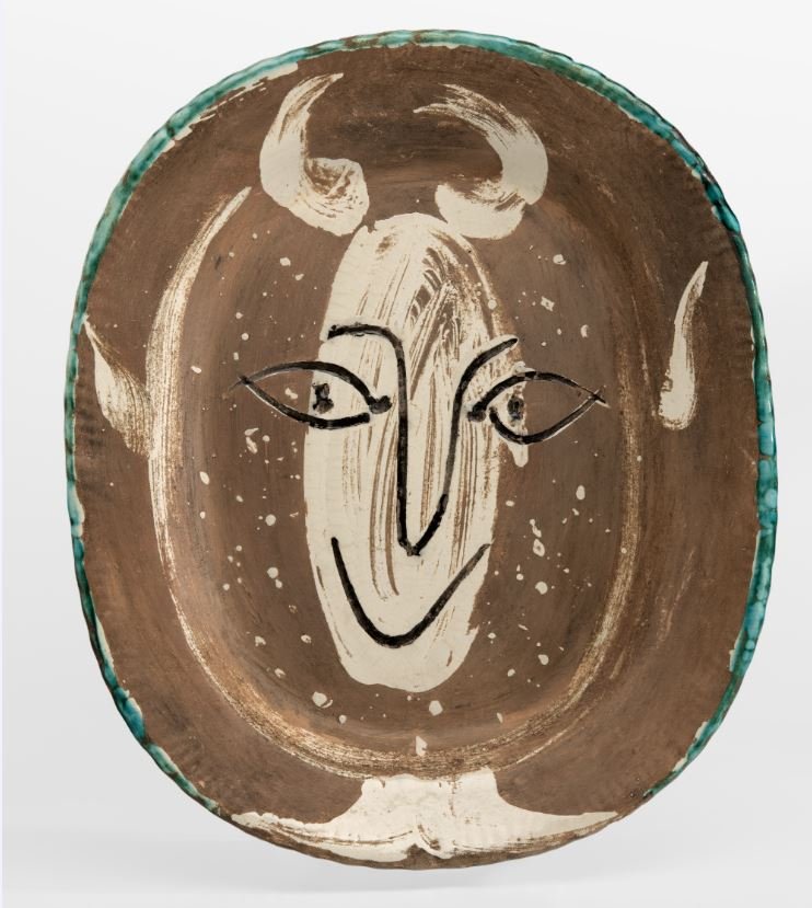   © Succession Picasso 2024  Pablo Picasso Κεφάλι φαύνου 12 Μαρτίου 1948 Πιάτο από πηλό earthenware με διακοσμητικό επίχρισμα και οξείδια στην εφυάλωση 38,5 x 32,5 x 3,8 εκ. Ιδιωτική συλλογή 