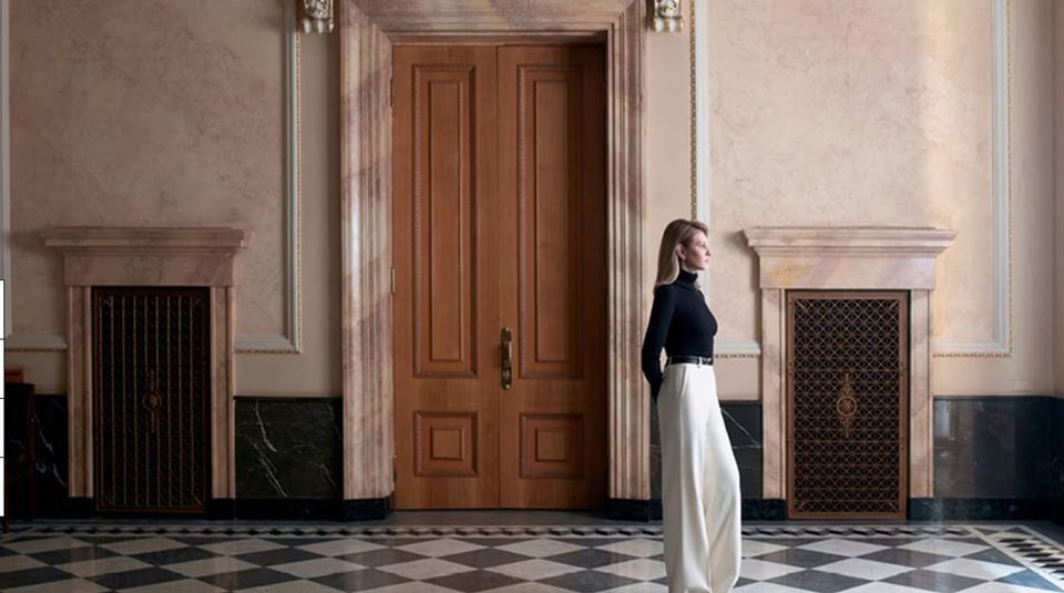 Αυτή φωτογραφία της Ολένα Ζελένσκα ανοίγει το πρώτο τεύχος του πολέμου μαζί με εκτενή συνέντευξη