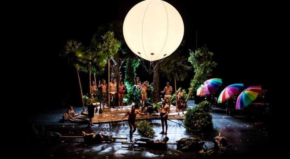 Ο ήλιος έγινε αερόστατο στην εμβληματική παράσταση Όρνιθες που σκηνοθέτησε και πρωταγωνίστησε ο Νίκος Καραθάνος και ταξίδεψε από την Επίδαυρο και τη Στέγη ως τη Νέα Υόρκη και την Αργεντινή.