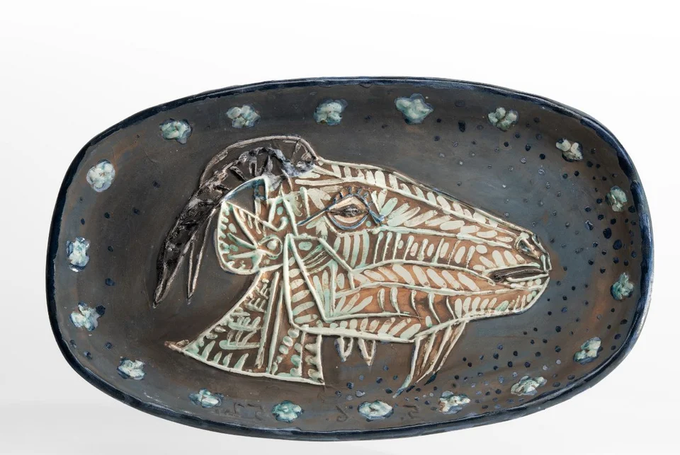 © Succession Picasso 2024  Pablo Picasso Κεφάλι κατσίκας σε κατατομή 5 Ιουνίου 1952 Πιάτο (empreinte originale) από λευκό πηλό earthenware με διακοσμητικό επίχρισμα και μερικώς στιλβωμένη εφυάλωση 31,5 x 51 x 4 εκ. Ιδιωτική συλλογή