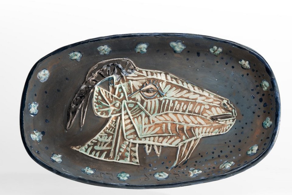   © Succession Picasso 2024  Pablo Picasso Κεφάλι κατσίκας σε κατατομή 5 Ιουνίου 1952 Πιάτο (empreinte originale) από λευκό πηλό earthenware με διακοσμητικό επίχρισμα και μερικώς στιλβωμένη εφυάλωση 31,5 x 51 x 4 εκ. Ιδιωτική συλλογή 