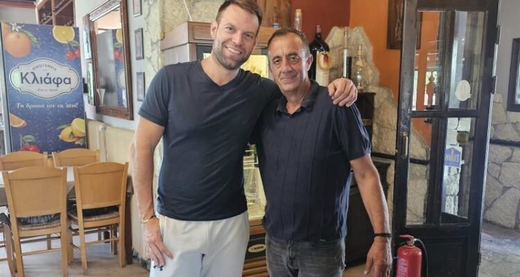 Ο Στέφανος Κασσελάκης με τον ιδιοκτήτη της «Ταβέρνας του Παναγιώτη», Παναγιώτη Καραμπούλα / Φωτογραφία: trikalain.gr