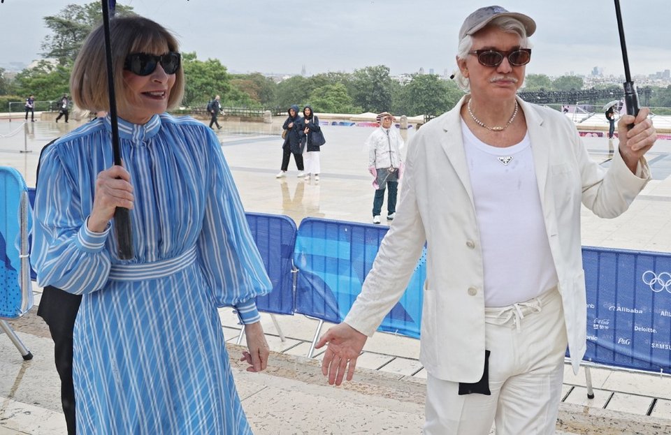 Η αρχισυντάκτρια της Vogue, Άννα Γουίντουρ, και ο Αυστραλός σκηνοθέτης Μπαζ Λούρμαν στους Ολυμπιακούς αγώνες 2024
