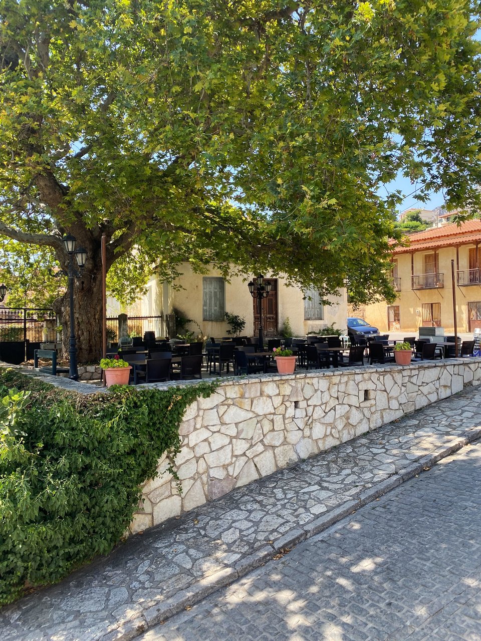 Η μία από τις δύο πλατείες του χωριού Χρισσό, δίπλα στους Δελφούς / Φωτογραφία: Μάνος Λειβαδάρος/iefimerida