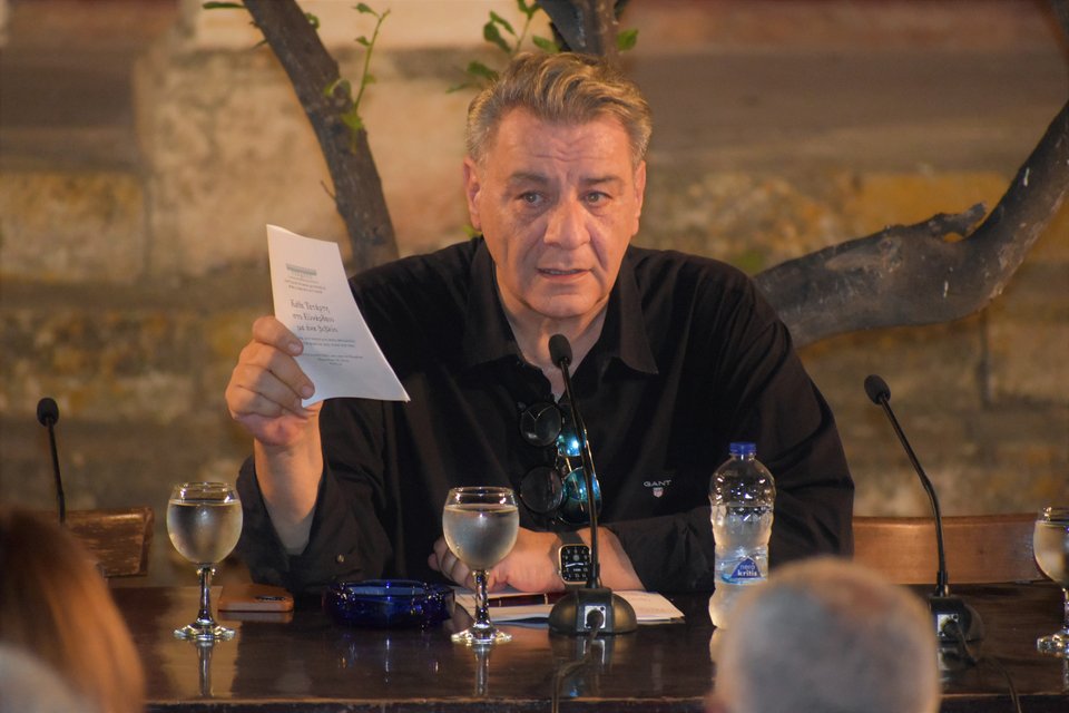 Ο πρόεδρος του Εφορευτικού Συμβουλίου της Καποδιστριακής Βιβλιοθήκης Αίγινας Γιώργος Καλόφωνος [Φωτογραφία Νέλλη Πετροπούλου)