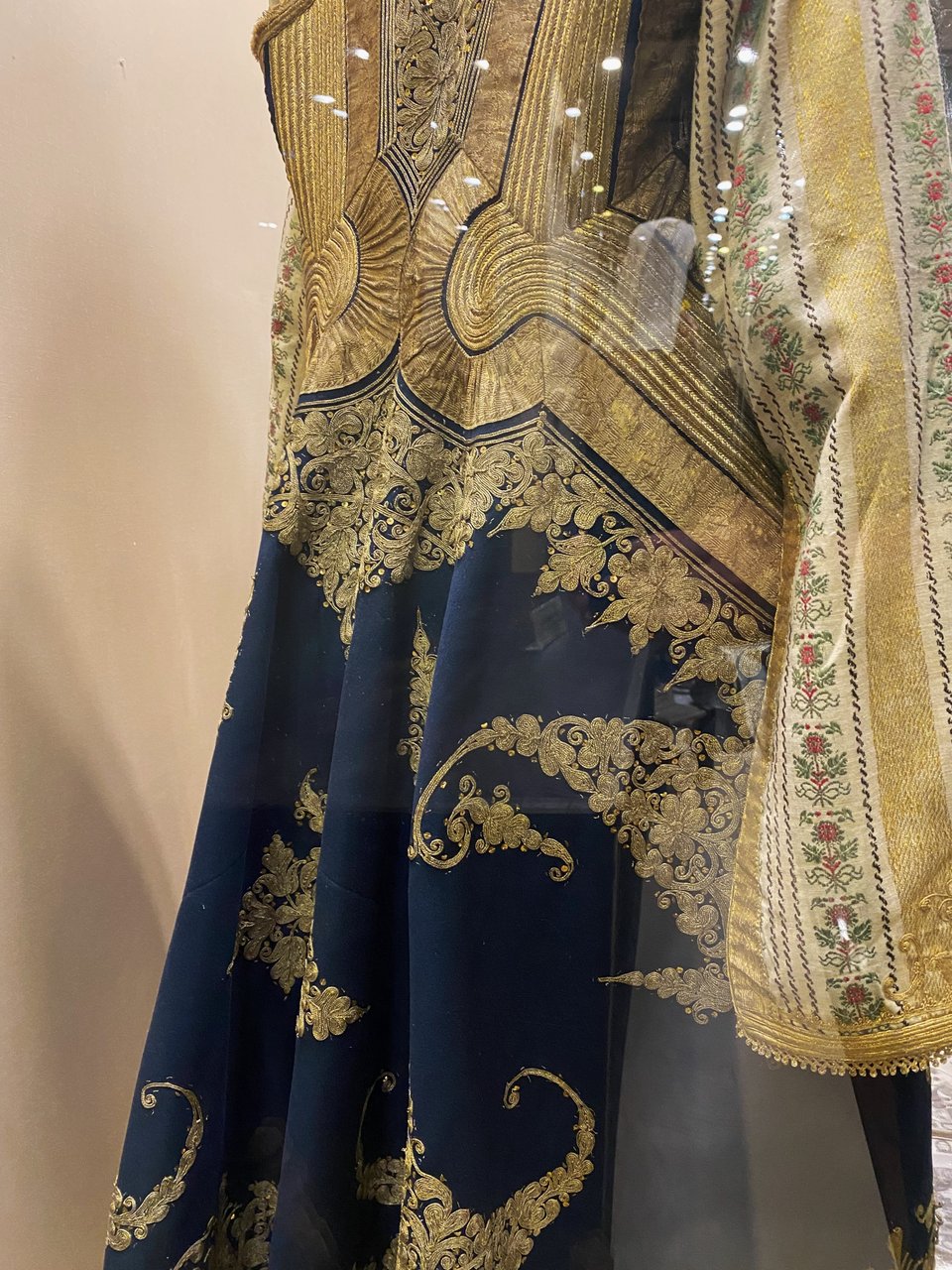 Τον ίδιο ντουλαμά που φορούσε η Γιάννα Αγγελοπούλου στις εκδηλώσεις για την επέτειο 200 χρόνων από την Ελληνική Επανάσταση θα τον δείτε στις προθήκες του «Εθνολογικού &amp; Λαογραφικού Μουσείου Χρισσού, Συλλογή Ηλία Ε. Δαραδήμου» / Φωτογραφία: Μάνος Λειβαδάρος/iefimerida