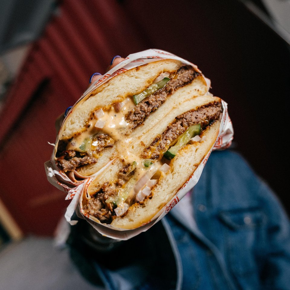 Το ζουμερό burger του Four Hands στον Κεραμεικό / Φωτογραφία: instagram.com/4hands.ath