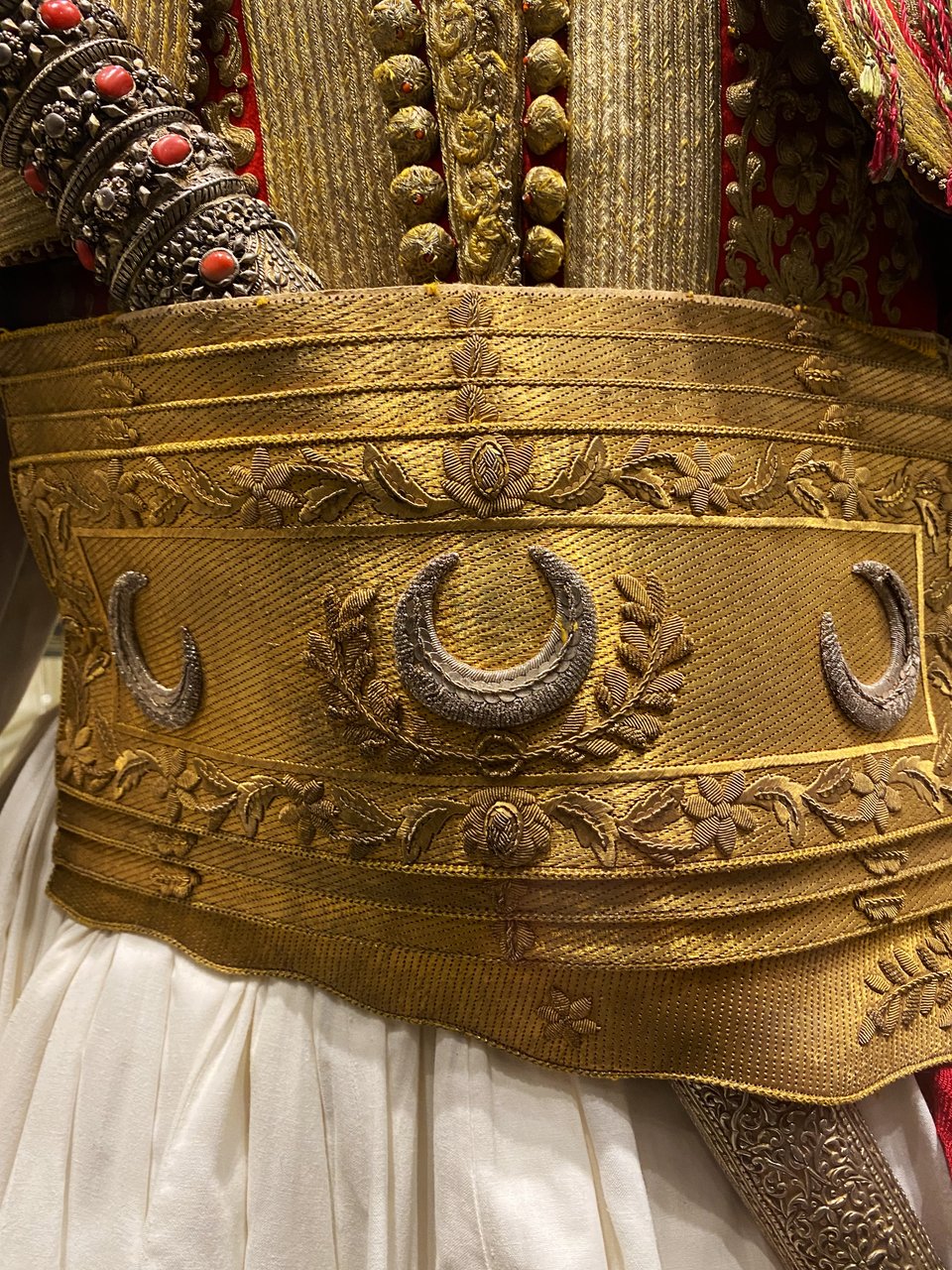 Οι ελληνικές φορεσιές ήταν στολισμένες με απίστευτη λεπτομέρεια και σπουδή / Φωτογραφία: Μάνος Λειβαδάρος/iefimerida