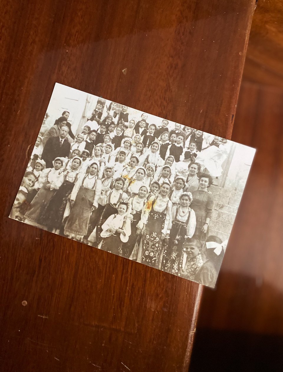 Μαθητές του σχολείου στο Χρισσό -το οποίο σήμερα φιλοξενεί το Λαογραφικό Μουσείο- και ανάμεσά τους ο Ηλίας Δαραδήμος στο δημοτικό