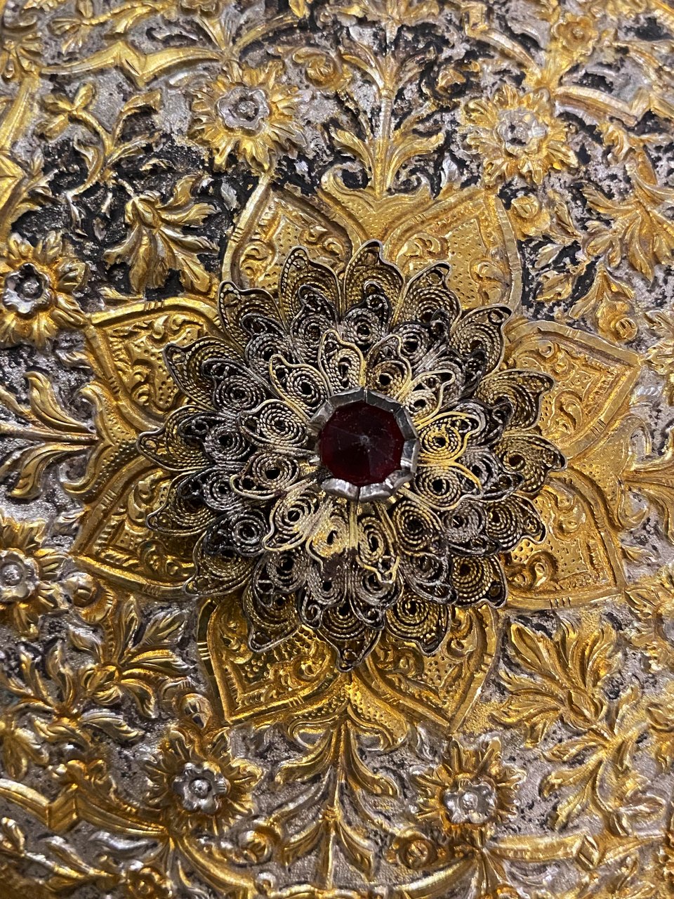 Κοσμήματα, κεντήματα, υφαντά στις παραδοσιακές ελληνικές φορεσιές του 19ου αιώνα του «Εθνολογικού &amp; Λαογραφικού Μουσείου Χρισσού, Συλλογή Ηλία Ε. Δαραδήμου» / Φωτογραφία: Μάνος Λειβαδάρος/iefimerida