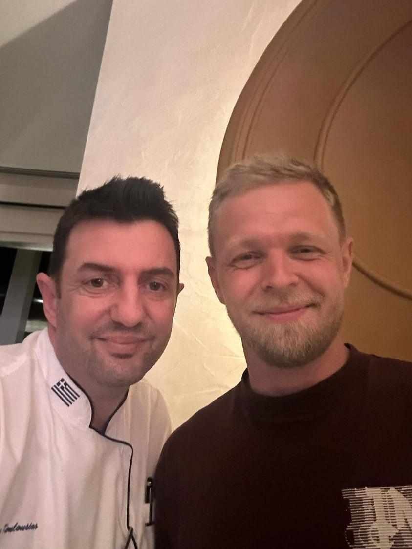 Ο Νίκος Κουλούσιας με τον Δανό οδηγό της F1, Kevin Magnussen