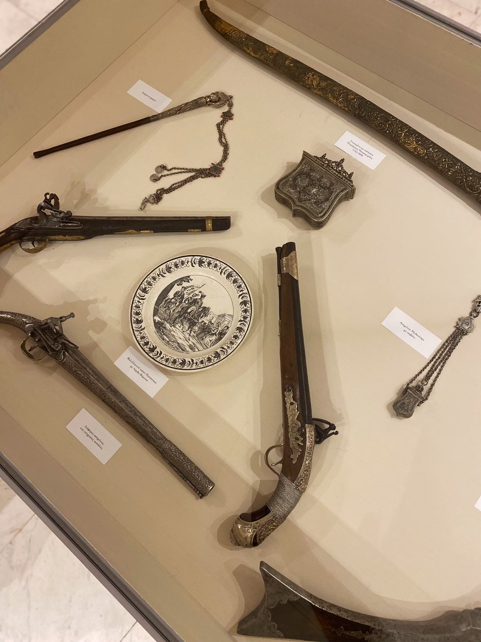 Αυθεντικά όπλα της Ελληνικής Επανάστασης στις προθήκες του «Εθνολογικού &amp; Λαογραφικού Μουσείου Χρισσού, Συλλογή Ηλία Ε. Δαραδήμου» / Φωτογραφία: Μάνος Λειβαδάρος/iefimerida