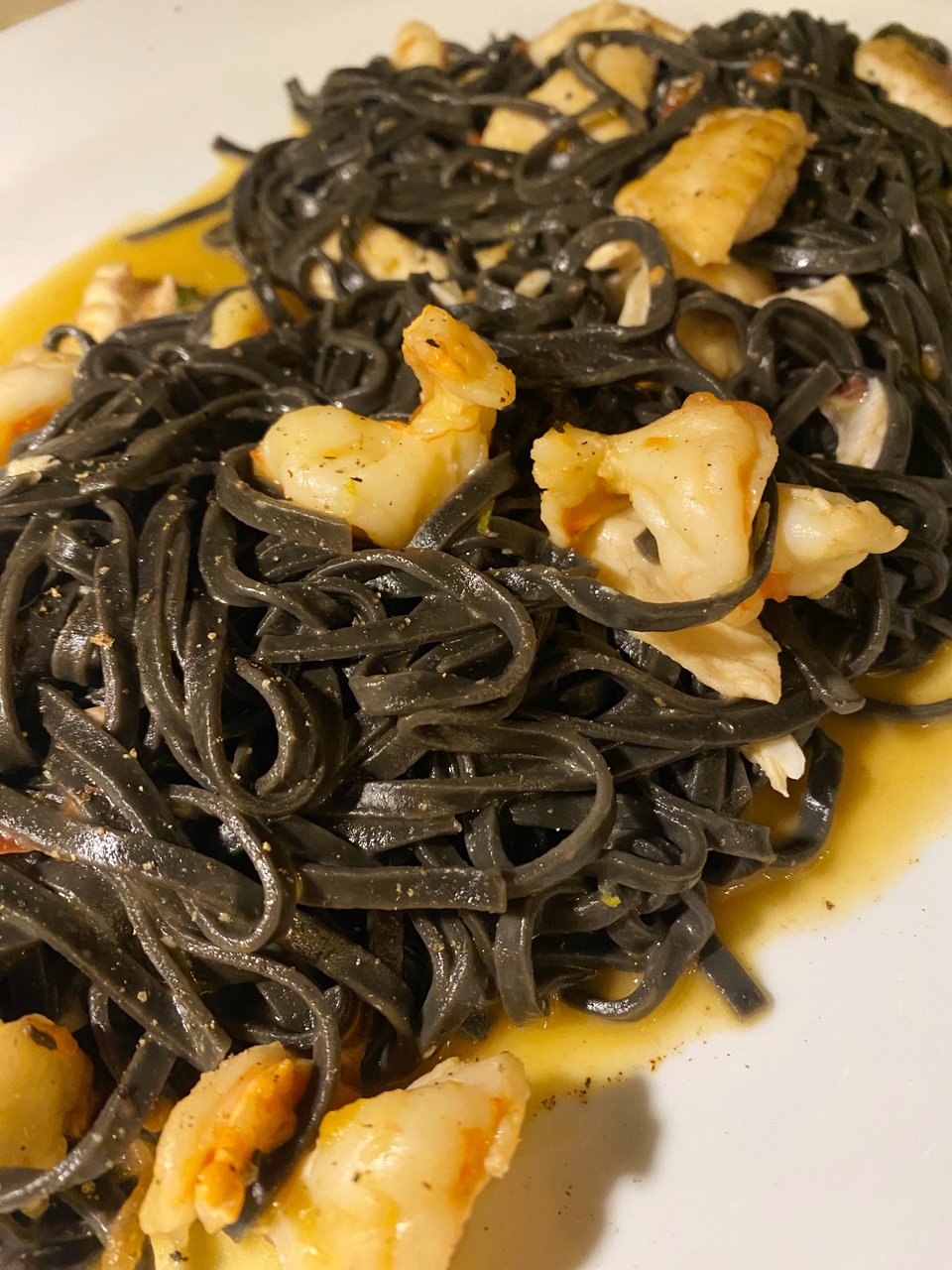 Μαύρα ταλιολίνι με ψάρια και γαρίδες