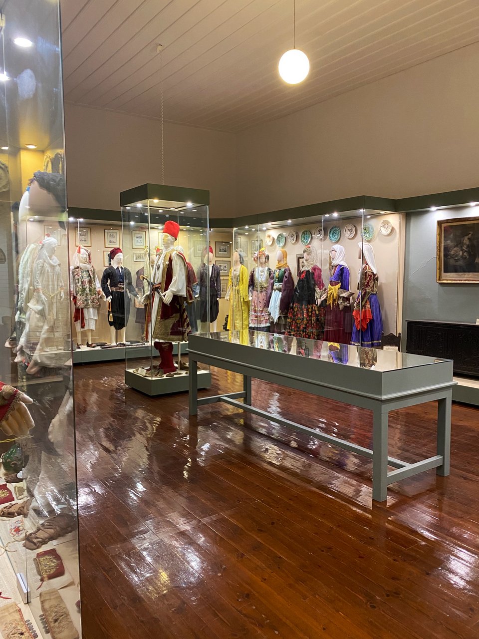 Μέρος από τη μόνιμη συλλογή του «Εθνολογικού &amp; Λαογραφικού Μουσείου Χρισσού, Συλλογή Ηλία Ε. Δαραδήμου» με τις 200 παραδοσιακές φορεσιές της Ελλάδας / Φωτογραφία: Μάνος Λειβαδάρος/iefimerida