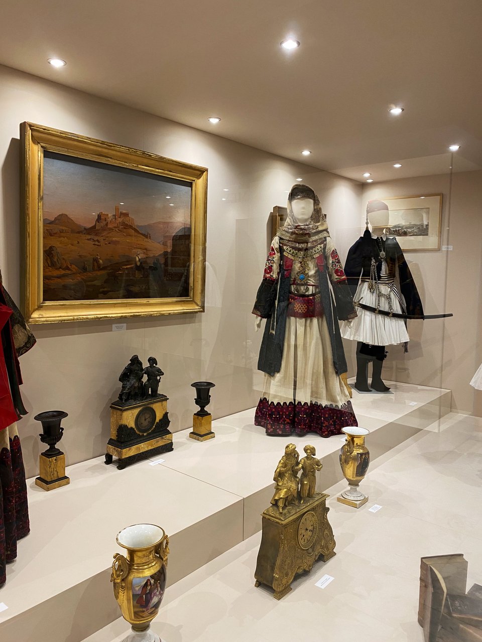 Η Αθήνα του 19ου αιώνα όταν την επισκέφθηκε ο Λόρδος Βύρωνας, στο «Εθνολογικό &amp; Λαογραφικό Μουσείο Χρισσού, Συλλογή Ηλία Ε. Δαραδήμου» / Φωτογραφία: Μάνος Λειβαδάρος/iefimerida