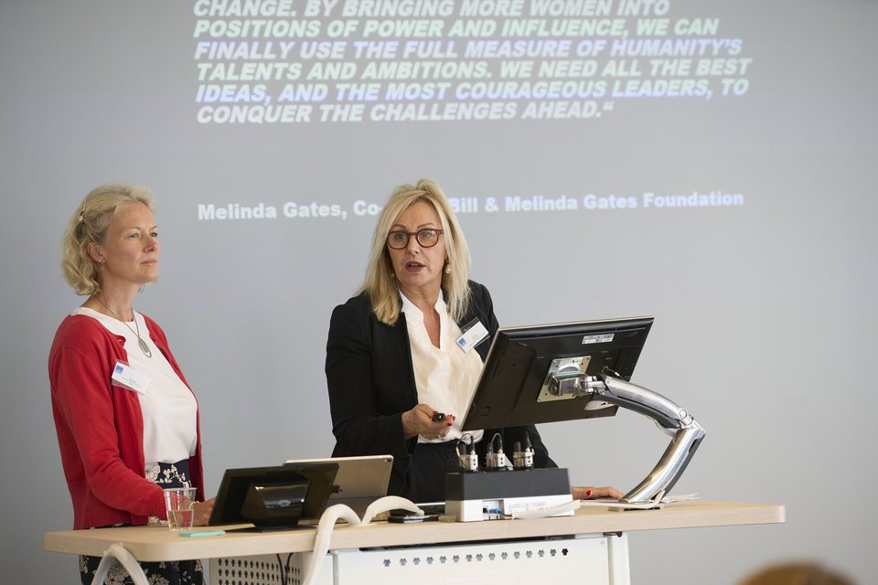 Η πρόεδρος της κοινωνικής επιχείρησης Women in Banking and Finance, Anna Lane και η επικεφαλής των εταιρικών συνεργασιών, Nicky King.