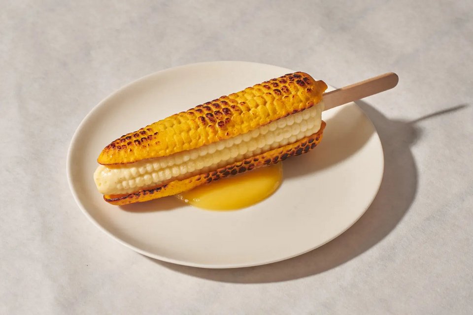 Στην ταράτσα του NARO, το παγωτό πλάθεται σε σχήμα καλαμποκιού για μια μοναδική παγωμένη απόλαυση