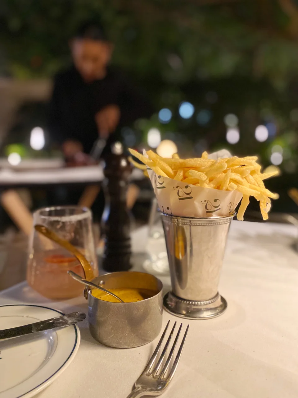 Οι French fries σερβίρονται σε χάρτινο χωνάκι