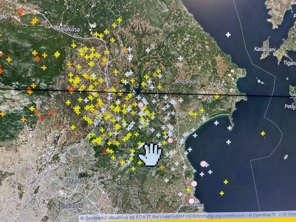 Κεραυνοί άρχισαν να πέφτουν εδώ και ώρα στα βόρεια προάστια, κατά δεκάδες. 