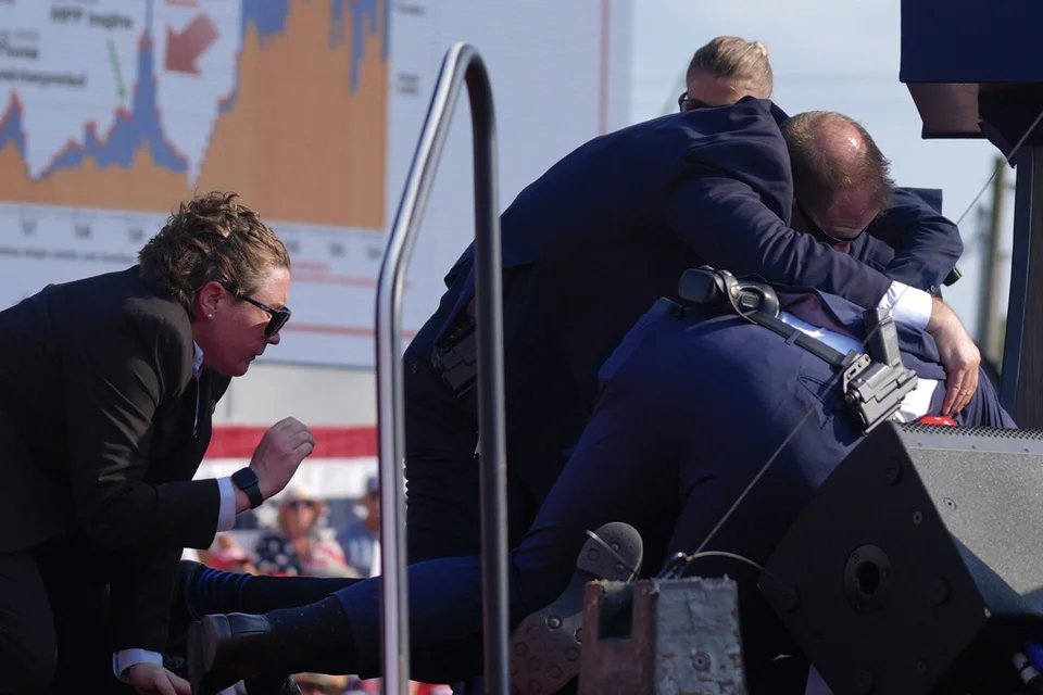 Δημιουργούν ανθρώπινη ασπίδα για να τον προστατέψουν από πιθανούς νέους πυροβολισμούς