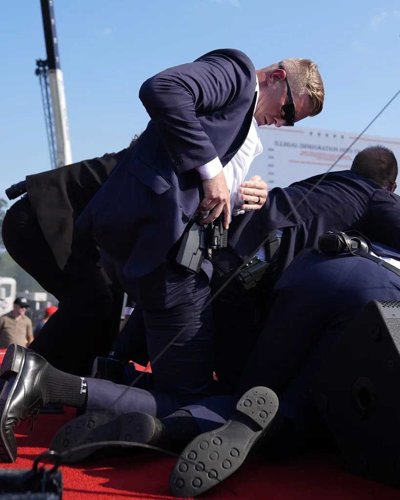 Μόλις έχει γίνει γνωστό ότι ο δράστης εξουδετερώθηκε ο πράκτορας των Μυστικών Υπηρεσιών βάζει το όπλο στη θήκη