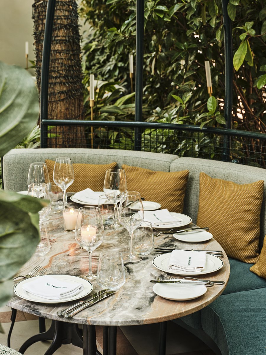 Οι μαρμάρινες ροτόντες του κήπου στο Twenty One Restaurant στην Κηφισιά