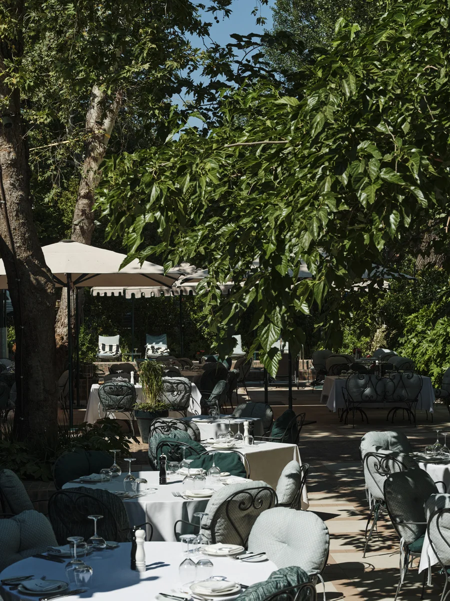 Ο κήπος του εστιατορίου το πρωί