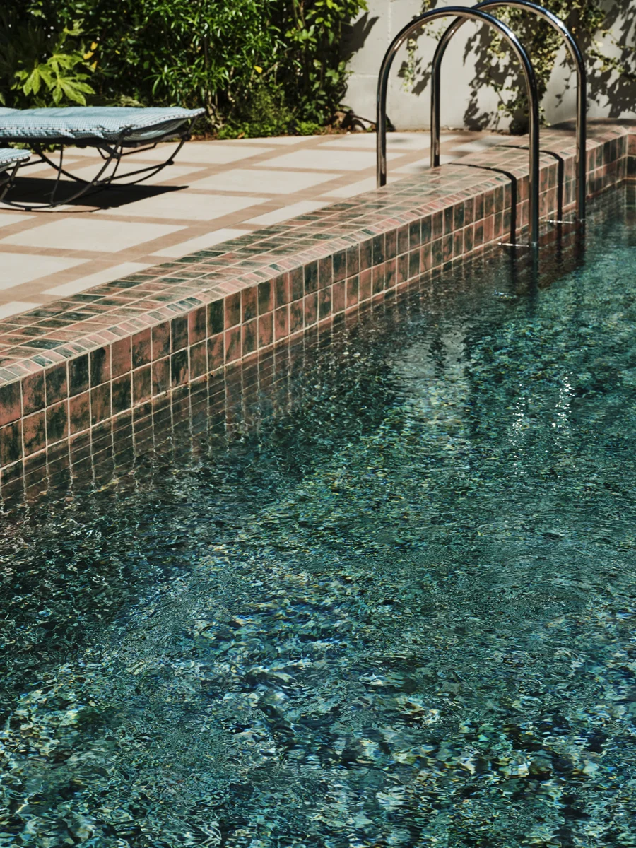 Η πισίνα σε μιαν άκρη του κήπου αποτελεί μια δροσερή γωνιά για τον καφέ