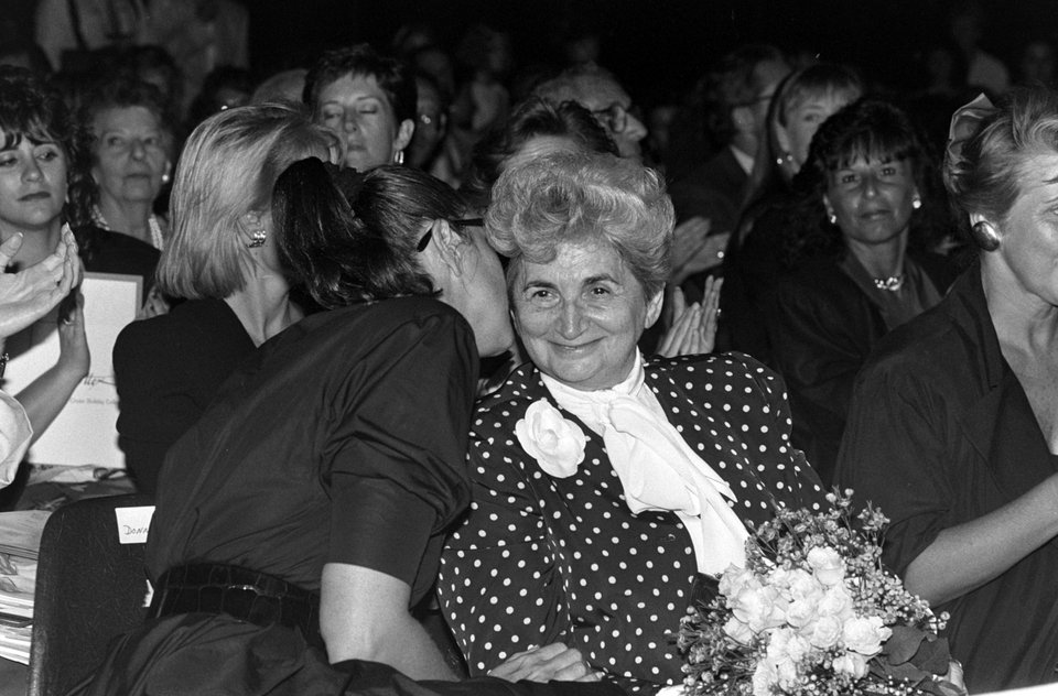 Η σχεδιάστρια Lea Gottlieb στην πρώτη σειρά κατά τη διάρκεια μιας επίδειξης μόδας στη Νέα Υόρκη στις 4 Αυγούστου 1988
