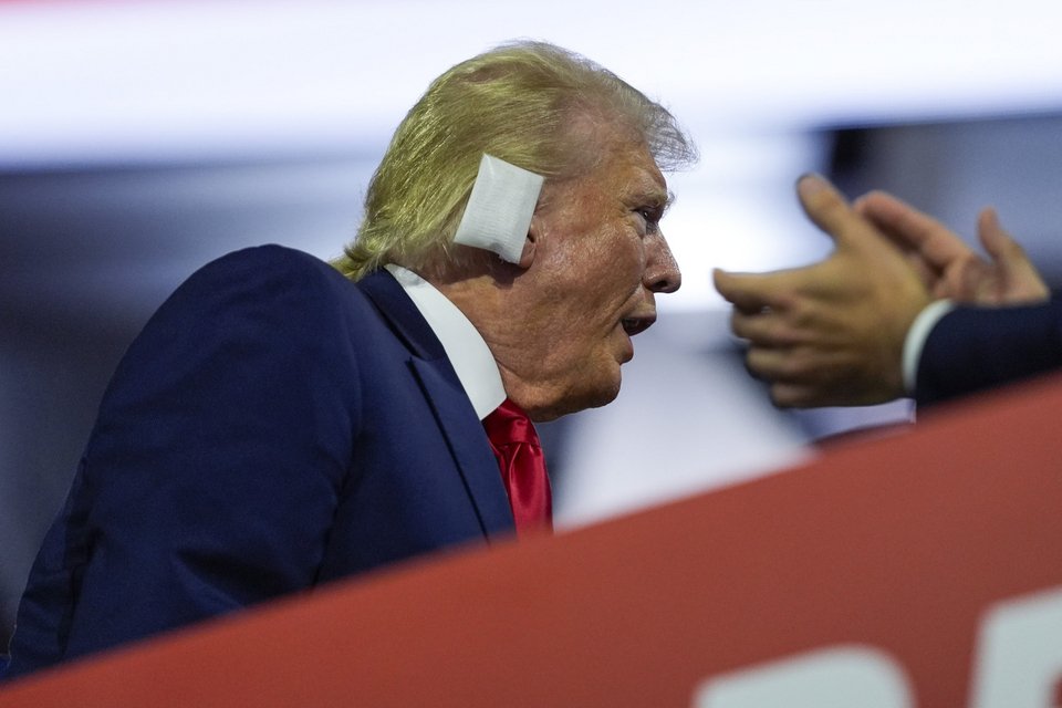 O Ντόναλντ Τραμπ με επίδεσμο στο αυτί του μετά την απόπειρα δολοφονίας του