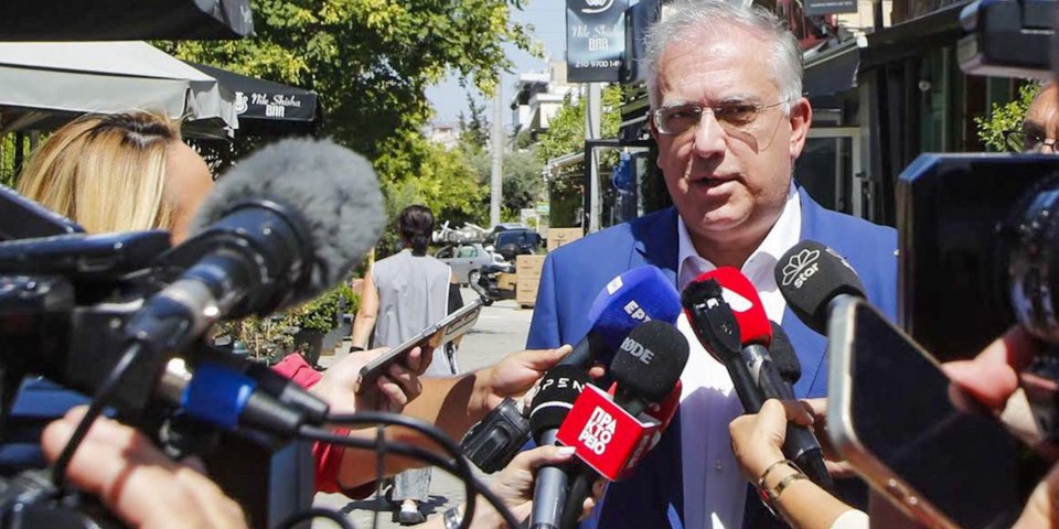 Στην αγορά του Αγίου Δημητρίου για την έναρξη των θερινών εκπτώσεων ο Υπουργός Ανάπτυξης Τάκης Θεοδωρικάκος