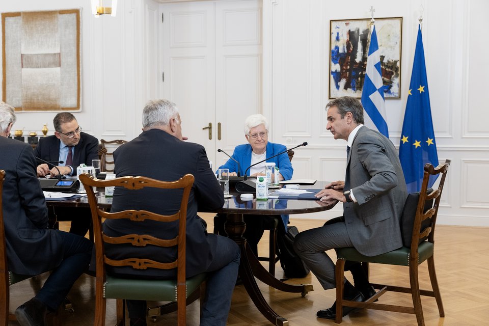 Διυπουργική σύσκεψη υπό τον Μητσοτάκη, με τη συμμετοχή της προέδρου της Επιτροπής Ανταγωνισμού