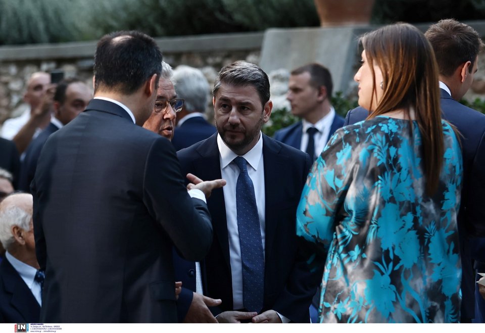 Ο Ν. Ανδρουλάκης συνομιλεί με τους Δ. Κουτσούμπα και Αλ. Χαρίτση, ενώ η Ζωή Κωνσταντοπούλου παρακολουθεί τη συζήτηση / Φωτογραφία: Intimenews/ΛΙΑΚΟΣ ΓΙΑΝΝΗΣ