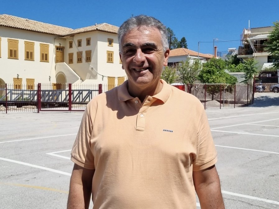 Ο καλλιτεχνικός διευθυντής του Φεστιβάλ Θεάτρου Αίγινας Γιώργος Μπήτρος στην αυλή του Ιστορικού Κυβερνείου του πρώτου Κυβερνήτη της Ελλάδας Ιωάννη Καποδίστρια