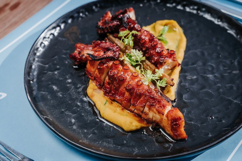 Χυταπόδι με φάβα στο Blue Fish / Φωτογραφία: bluefish.restaurant/Instagram