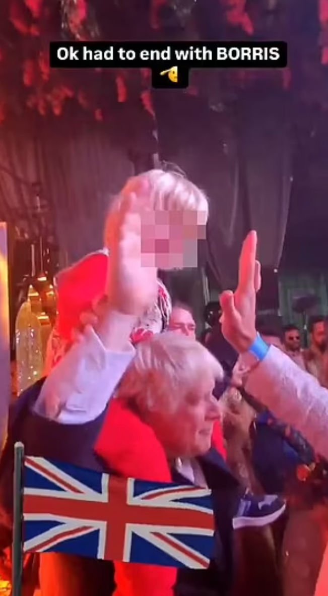 Η οικογένεια Τζόνσον στον γάμο του πλουσιότερου Ινδού