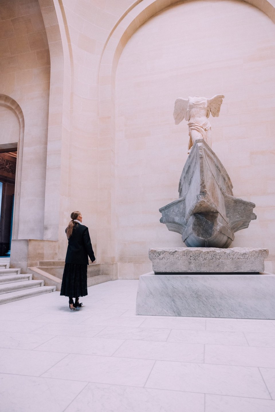 H Σελίν Ντιόν μπροστά στο γλυπτό της «Νίκης της Σαμοθράκης 