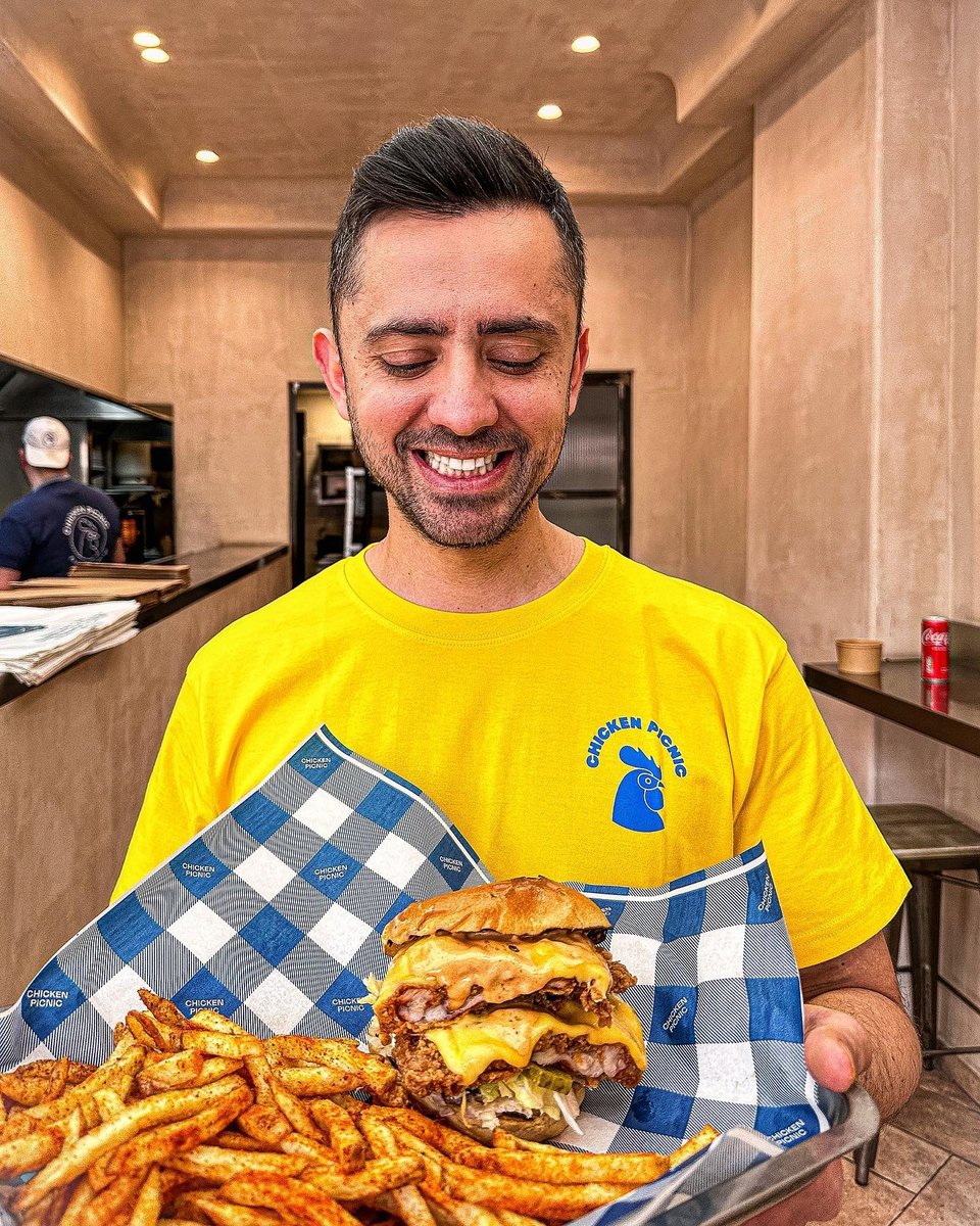 Ο βραβευμένος σεφ Παύλος Κυριάκης με το chicken burger του Chicken Picnic / Φωτογραφία: instagram.com/chickenpicnic.gr