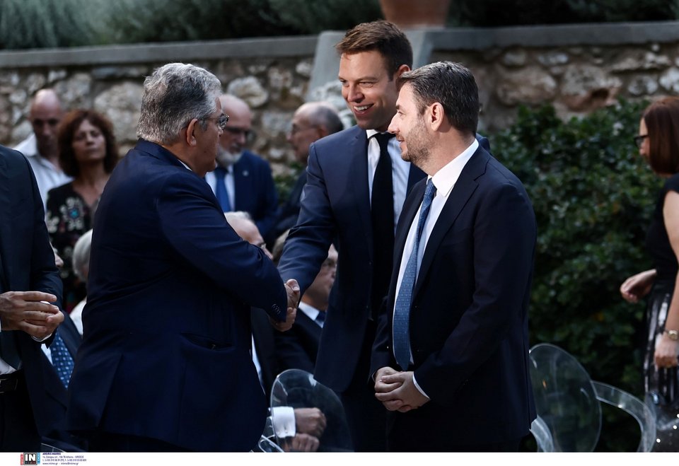 Ο Στέφανος Κασσελάκης χαιρετά τον Δημήτρη Κουτσούμπα, υπό το βλέμμα του Νίκου Ανδρουλάκη