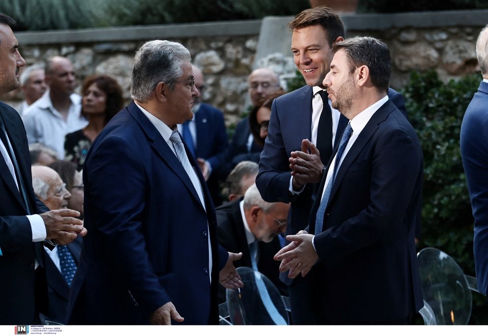 Ο γ.γ. του ΚΚΕ Δ. Κουτσούμπας με τον πρόεδρο του ΣΥΡΙΖΑ Στ. Κασσελάκη και τον πρόεδρο του ΠΑΣΟΚ, Ν. Ανδρουλάκη