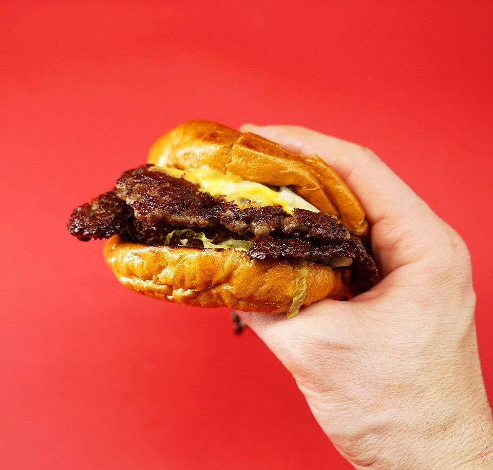 To σιάσημο smashed burger του Άρη Βεζενέ στο Ekiben / Φωτογραφία: instagram.com/ekibenathens