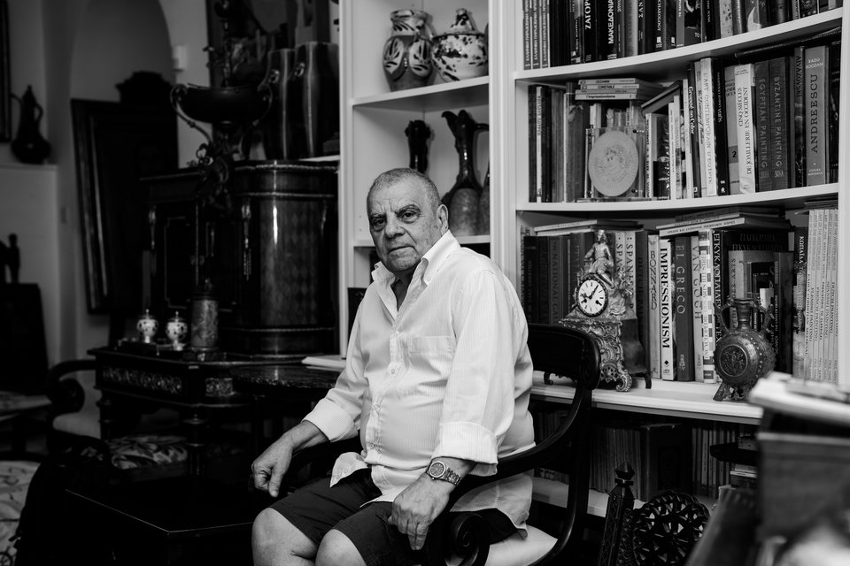 Ο συλλέκτης τέχνης Ηλίας Ε. Δαραδήμος φωτογραφίζεται για το iefimerida στο σπίτι του στην Αθήνα / Φωτογραφία: Παναγιώτης Μάλλιαρης/iefimerida
