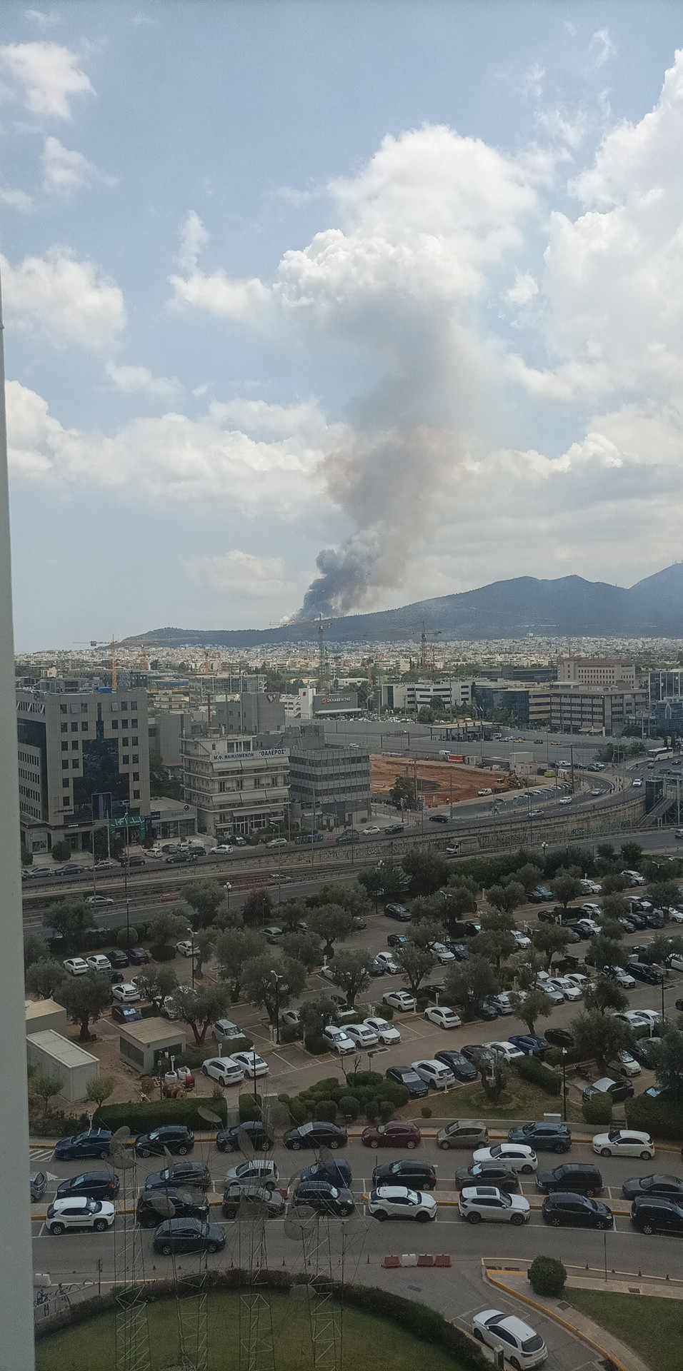 Η φωτιά είναι ορατή από το Μέγαρο του ΟΤΕ