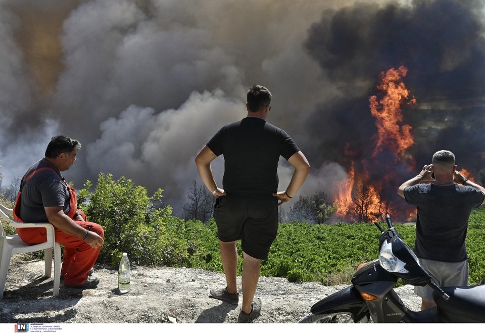 Καίει ανεξέλεγκτη η φωτιά στη Στιμάγκα Κορινθίας / Φωτογραφία: Intimenews/ΨΩΜΑΣ ΒΑΣΙΛΗΣ