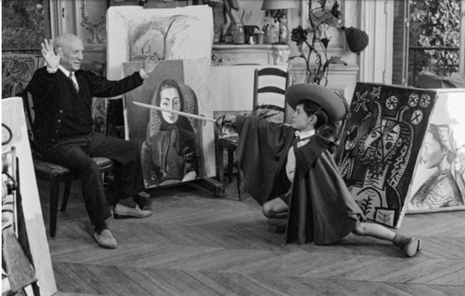  Ο Πικάσο με τον Κλοντ με στολή σωματοφύλακα Κάννες 1955 EDWARD QUINN / Από τον κατάλογο της έκθεσης