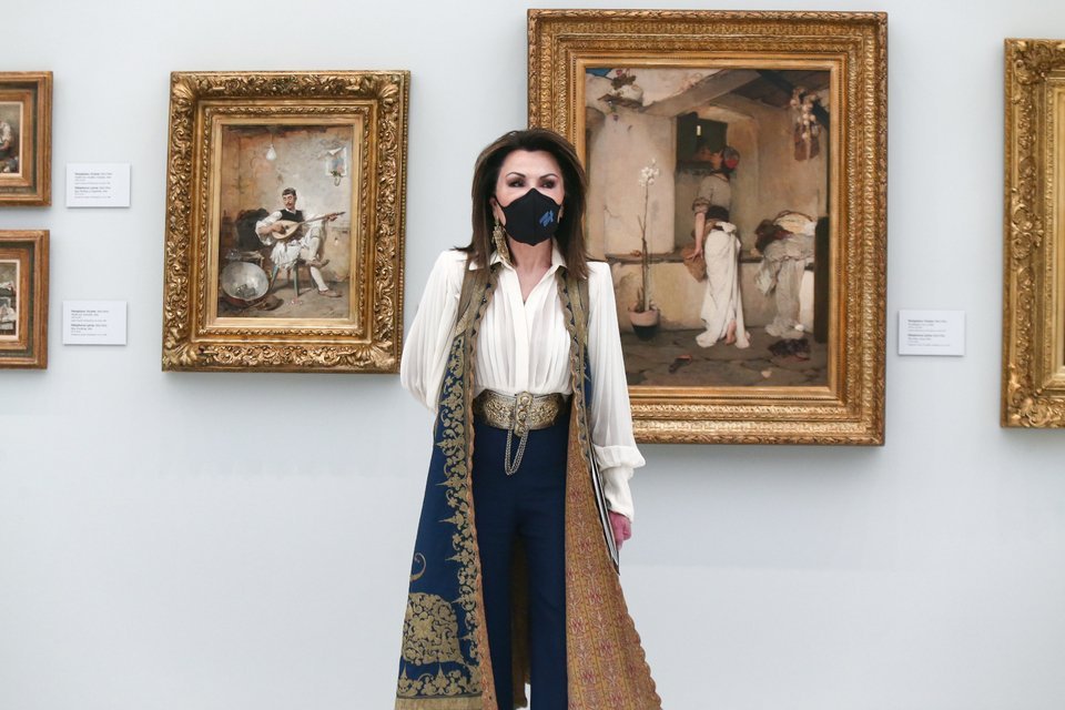 H Γιάννα Αγγελοπούλου με ντουλαμά από παραδοσιακή φορεσιά του 19ου αιώνα από το «Εθνολογικό & Λαογραφικό Μουσείο Χρισσού, Συλλογή Ηλία Ε. Δαραδήμου» / Φωτογραφία: © ΤΖΑΜΑΡΟΣ ΠΑΝΑΓΙΩΤΗΣ/EUROKINISSI
