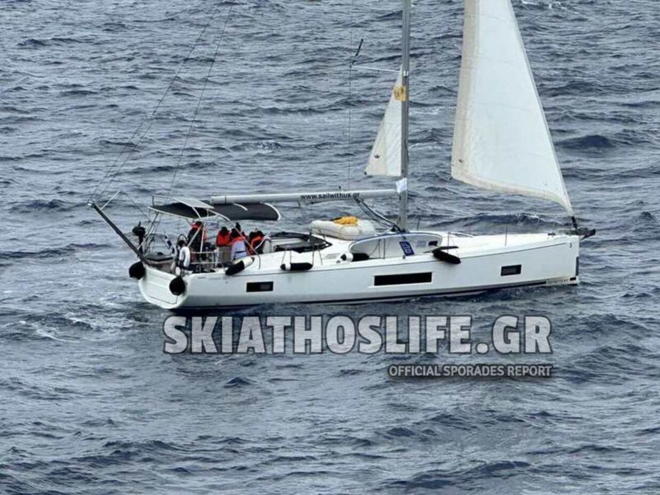 Φωτογραφίες με το ακυβέρνητο ιστιοπλοϊκό ανοιχτά της Σκοπέλου